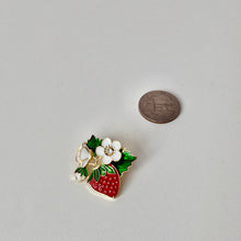 Load image into Gallery viewer, Strawberry brooch pin