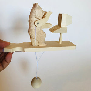 Wooden moving toy - Bear gamer