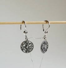 Load image into Gallery viewer, Silver filigree round earrings